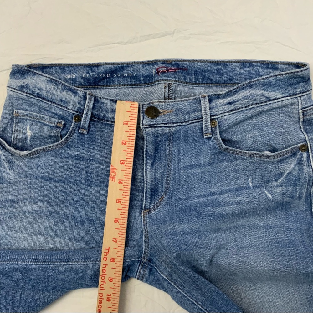 Ann Taylor Loft Relaxed Skinny Jeans 
Size 2/26 
Light Wash Distressed Denim - Picture 12 of 16